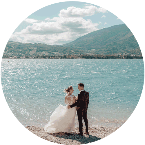 Un couple s'embrasse lors de leur élopement à Menthon sur une plage au lac d'Annecy en Haute-Savoie