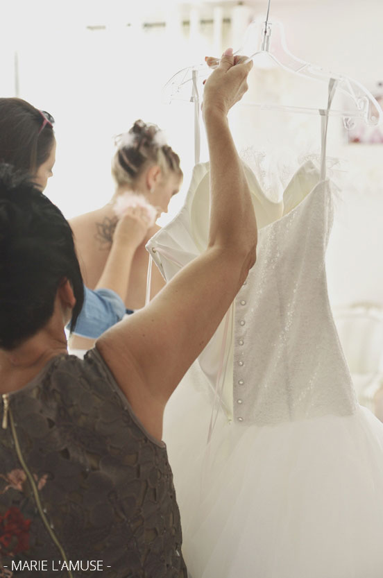 Mariage, Préparatifs, Robe de mariée, la Maman apporte la robe, Arenthon Haute Savoie 2019, Photographe Marie l'Amuse