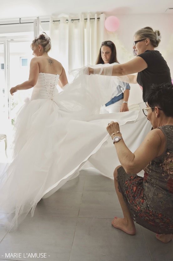 Mariage, Préparatifs, Robe de mariée, habillage par Maman et témoins, Arenthon Haute Savoie 2019, Photographe Marie l'Amuse