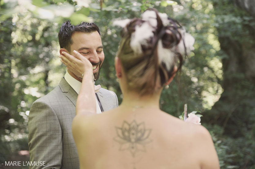 Mariage, Couple, Emotion du marié en découvrant sa future femme, Arenthon Haute Savoie 2019, Photographe Marie l'Amuse