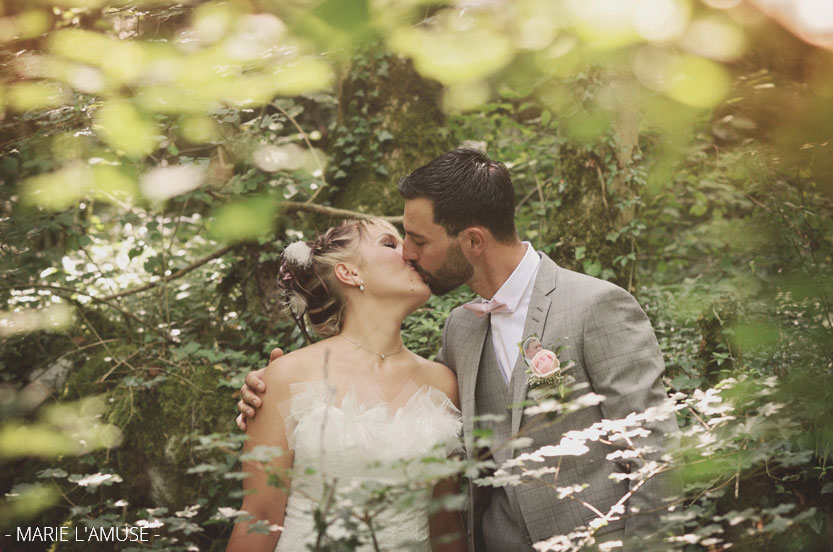 Mariage, Couple, Mari et femme s'embrassent dans la forêt, Arenthon Haute Savoie 2019, Photographe Marie l'Amuse