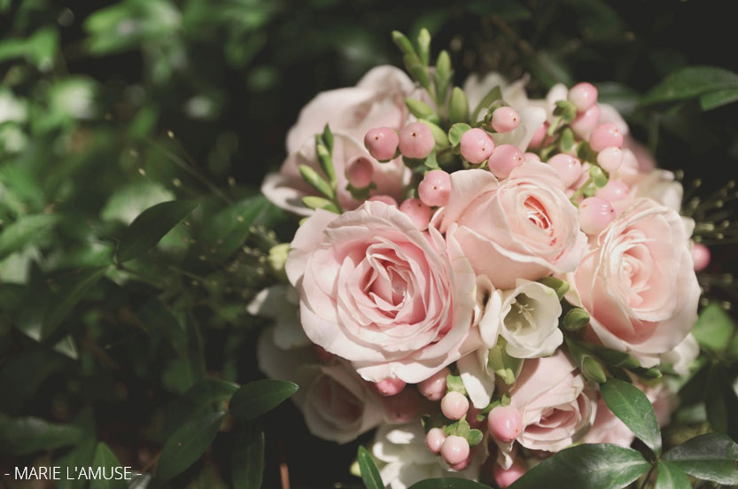 Mariage, Couple, Détail du bouquet de roses, Arenthon Haute Savoie 2019, Photographe Marie l'Amuse
