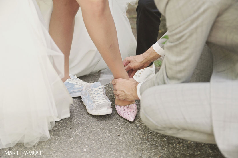 Mariage, Couple, Homme met les chaussures à sa femme, Arenthon Haute Savoie 2019, Photographe Marie l'Amuse
