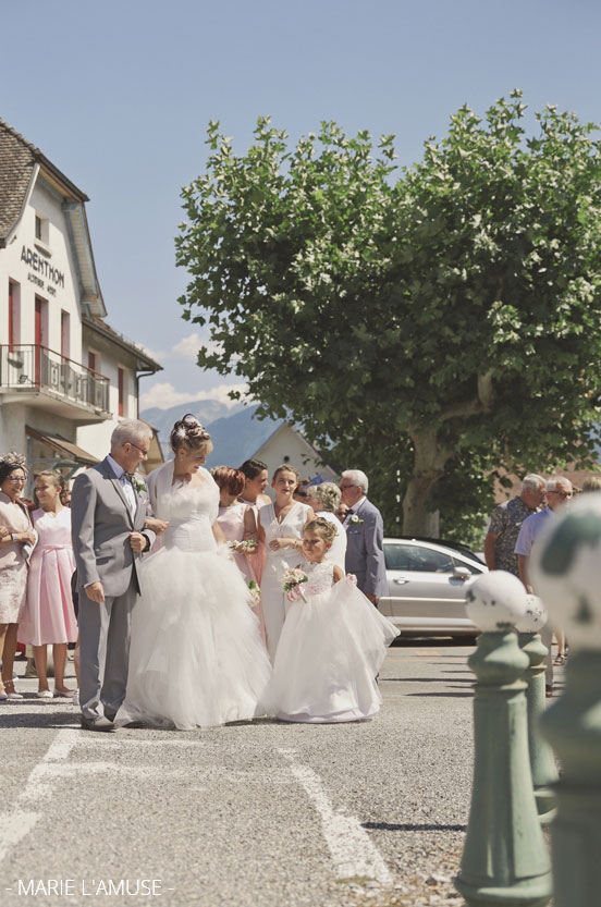 Mariage, Mairie, Mariée au bras de son père, Arenthon Haute Savoie 2019, Photographe Marie l'Amuse
