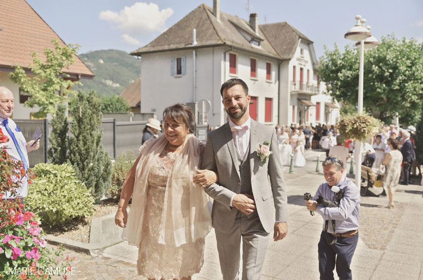 Mariage, Mairie, Epoux au bras de sa mère, Arenthon Haute Savoie 2019, Photographe Marie l'Amuse

