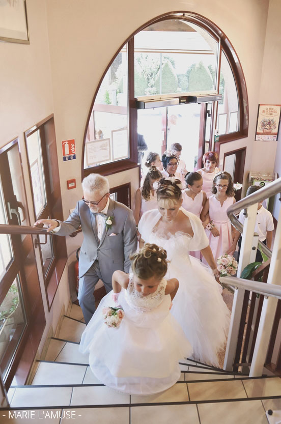 Mariage, Mairie, Entrée de la mariée et des invités, Arenthon Haute Savoie 2019, Photographe Marie l'Amuse
