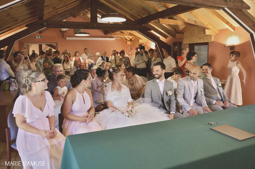 Mariage, Mairie, Mariés témoins et invités dans la salle, Arenthon Haute Savoie 2019, Photographe Marie l'Amuse
