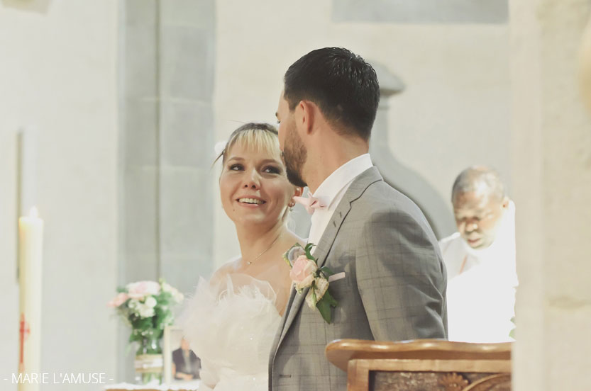 Mariage, Eglise, Rires et regards des mariés, Arenthon Haute Savoie 2019, Photographe Marie l'Amuse
