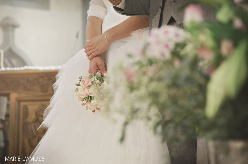 Mariage, Eglise, Détail du bouquet et mains de la mariée, Arenthon Haute Savoie 2019, Photographe Marie l'Amuse
