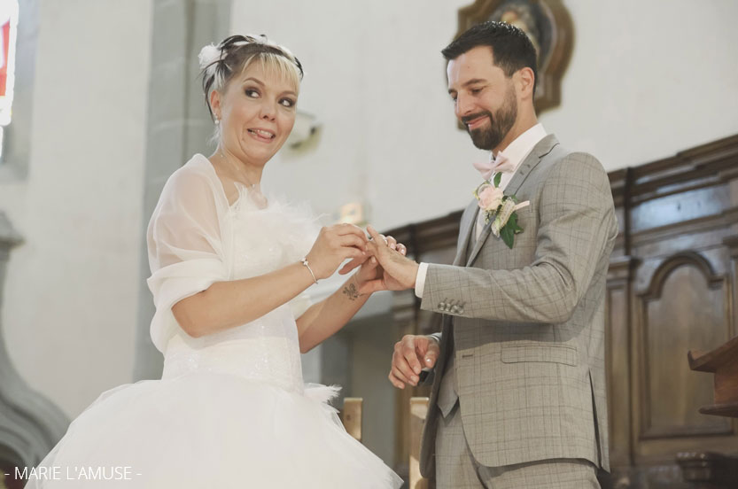Mariage, Eglise, Mariée grimace en passant l'alliance au doigt, Arenthon Haute Savoie 2019, Photographe Marie l'Amuse
