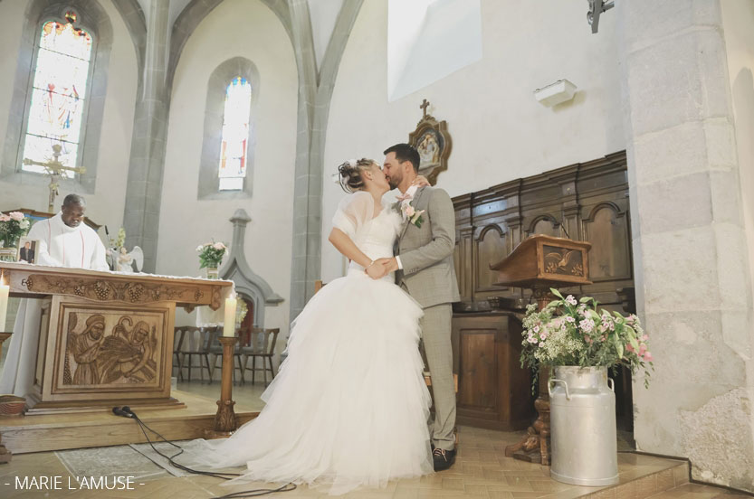 Mariage, Eglise, Epoux s'embrassent, Arenthon Haute Savoie 2019, Photographe Marie l'Amuse
