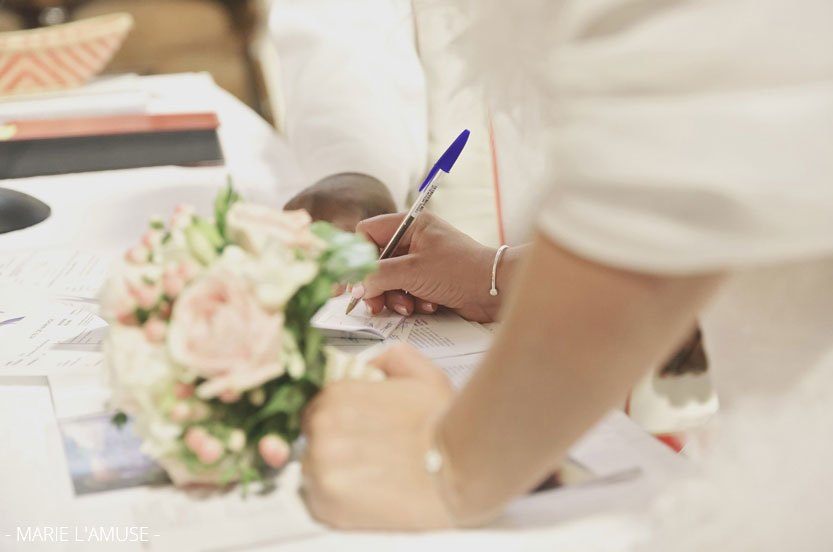 Mariage, Eglise, Signature registre par la mariée, Arenthon Haute Savoie 2019, Photographe Marie l'Amuse
