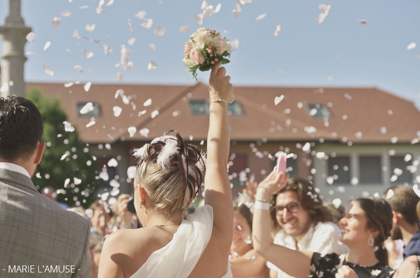 Mariage, Eglise, Levé de bouquet et confettis, Arenthon Haute Savoie 2019, Photographe Marie l'Amuse
