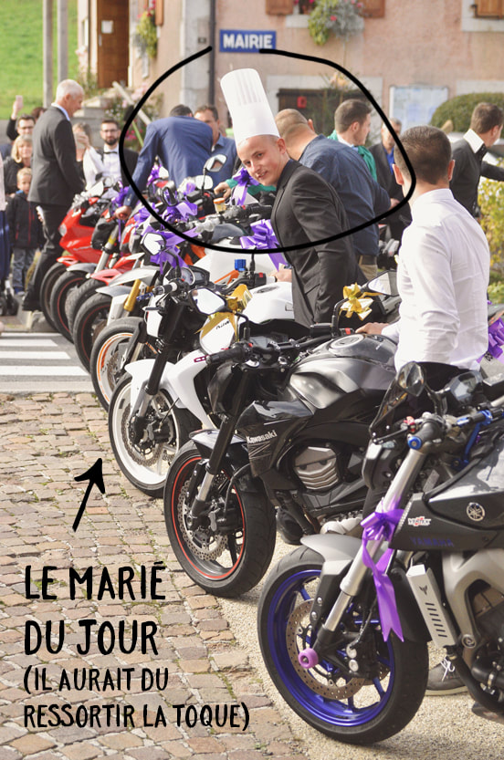 Mariage religieux, sortie d'église, le marié dans la haie d'honneur de motos porte une toque. Habère-Poche Vallé Verte, Haute-Savoie
