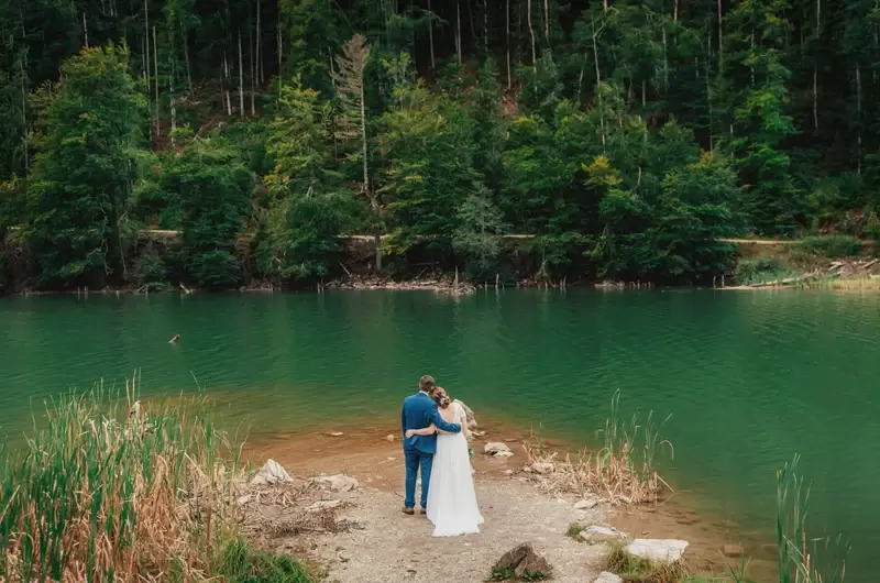 Mariage intime sur une plage d'un lac de montagne en Haute-Savoie dans les Alpes françaises
