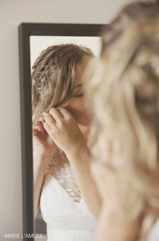 Mariage, Préparatifs, Reflet de la mariée qui met ses bijoux, Quintal Haute Savoie 2019, Photographe Marie l'Amuse