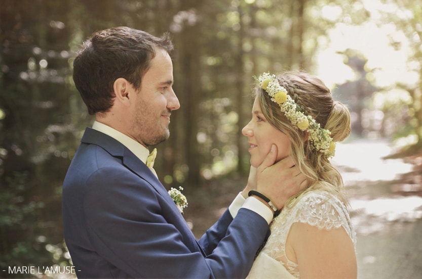 Mariage, Couple, Femme et mari se regardent face à face, en forêt, Quintal Haute Savoie 2019, Photographe Marie l'Amuse
