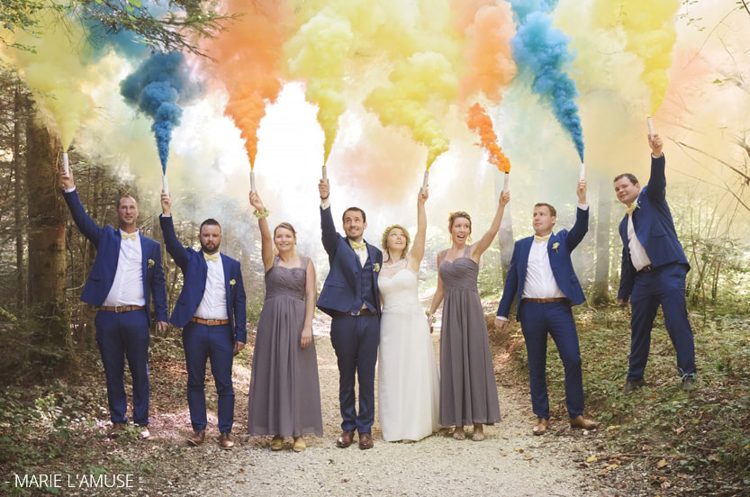 Mariage, Couple, Futurs mariés et témoins tiennent des fumigènes jaune bleu orange, Quintal Haute Savoie 2019, Photographe Marie l'Amuse
