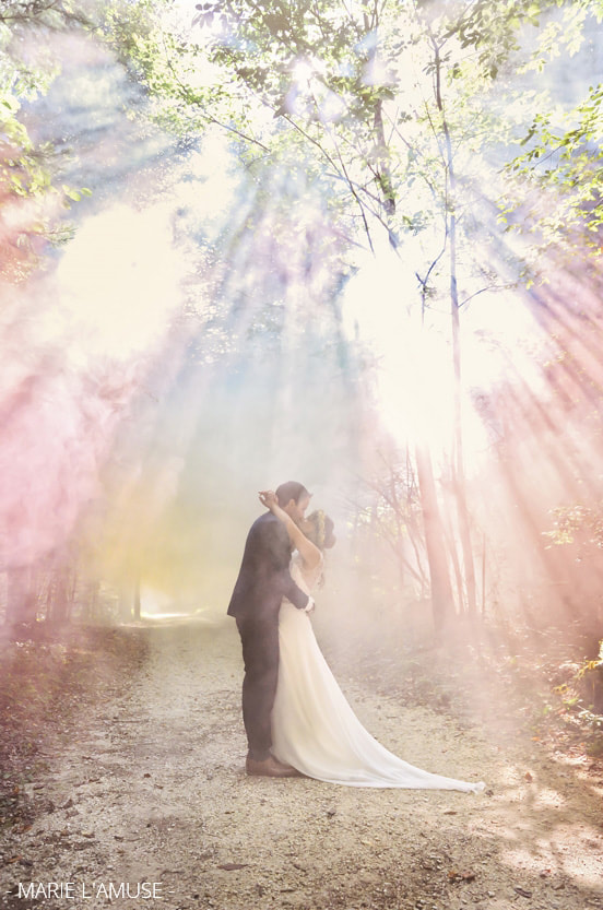 Mariage, Couple, Futurs mariés s'embrassent tendrement dans la fumée rose et bleue, no filter, Quintal Haute Savoie 2019, Photographe Marie l'Amuse