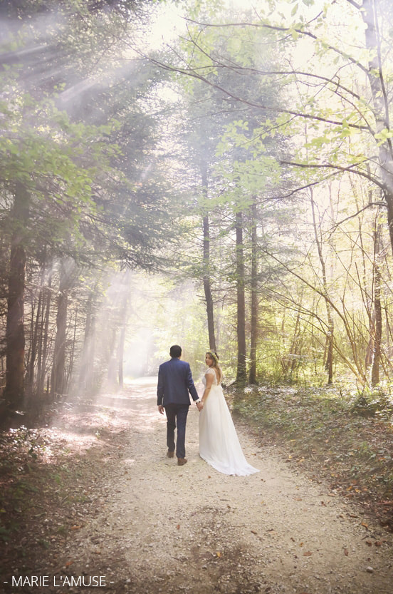 Mariage, Couple, De dos, partent sur le chemin dans forêt, regard de la mariée vers l'objectif, Quintal Haute Savoie 2019, Photographe Marie l'Amuse