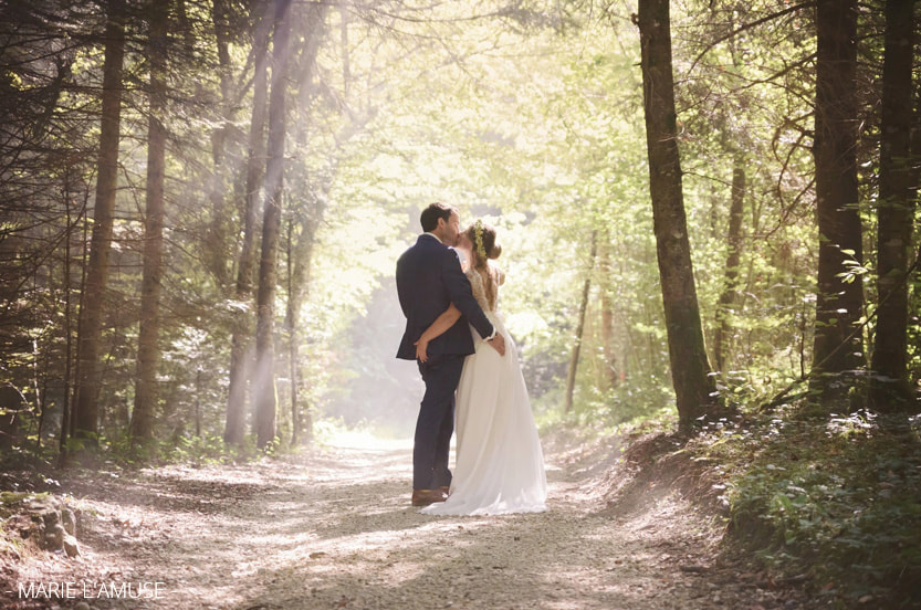 Mariage, Couple, Mariés s'embrassent dans la forêt et la brume, Quintal Haute Savoie 2019, Photographe Marie l'Amuse
