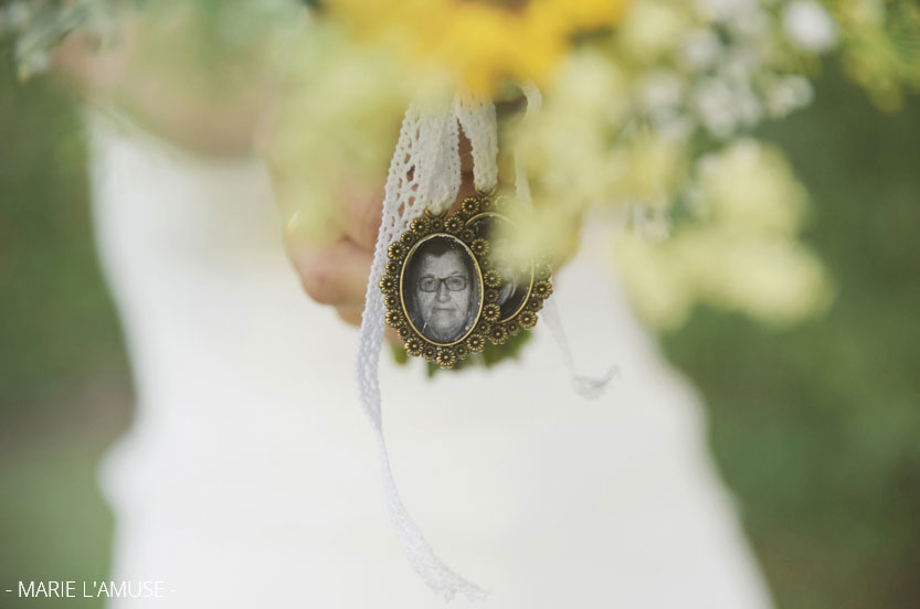 Mariage, Fleurs, Détail du bouquet de mariée avec médaillon des grand parents, Quintal Haute Savoie 2019, Photographe Marie l'Amuse