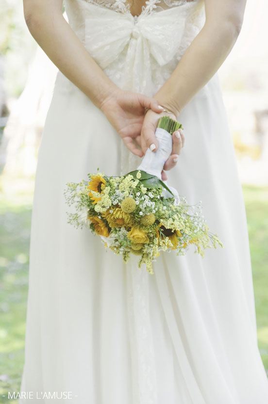 Mariage, Fleurs, Mariée tient son bouquet de tournesols dans son dos, Quintal Haute Savoie 2019, Photographe Marie l'Amuse
