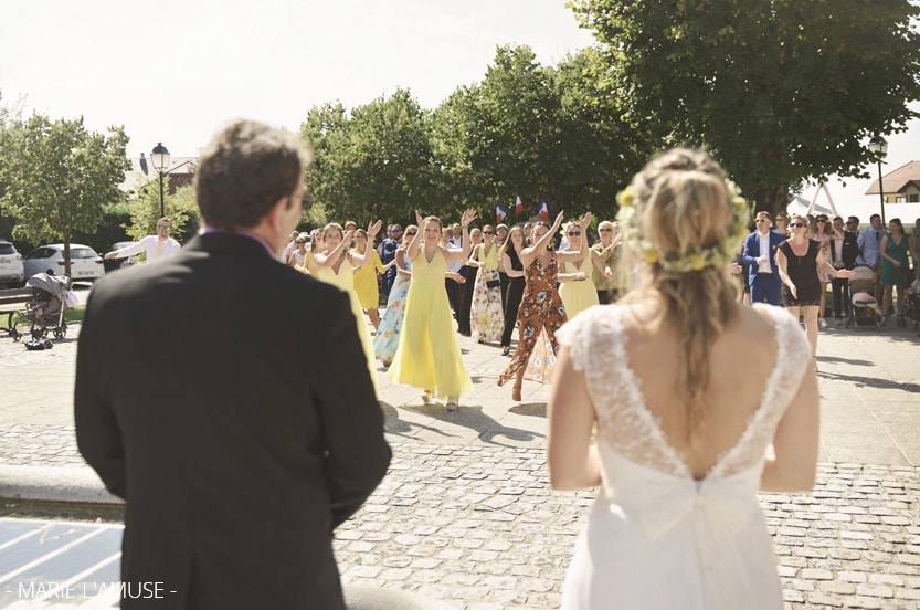 Mariage, Mairie, Flashmob pour la future mariée à son arrivée, Bruno Mars, Marry You, Quintal Haute Savoie 2019, Photographe Marie l'Amuse
