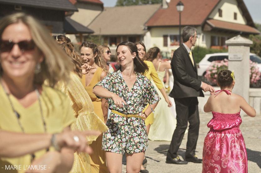 Mariage, Mairie, Invités dansent durant la flashmob, Bruno Mars Marry You, Quintal Haute Savoie 2019, Photographe Marie l'Amuse
