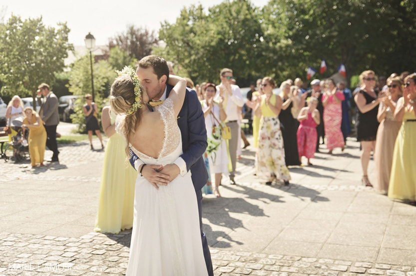Mariage, Mairie, Mariés s'embrassent devant les invités, Quintal Haute Savoie 2019, Photographe Marie l'Amuse
