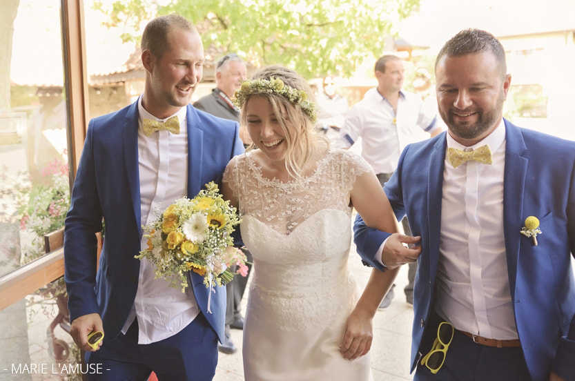 Mariage, Mairie, Entrée de la mariée avec ses témoins hommes, Quintal Haute Savoie 2019, Photographe Marie l'Amuse
