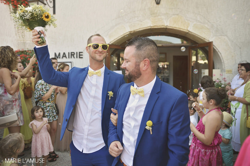 Mariage, Mairie, Couple témoins garçons sortent avec le bouquet, Quintal Haute Savoie 2019, Photographe Marie l'Amuse