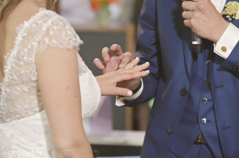 Mariage, Eglise, Epoux passe l'alliance au doigt de la mariée, Quintal Haute Savoie 2019, Photographe Marie l'Amuse