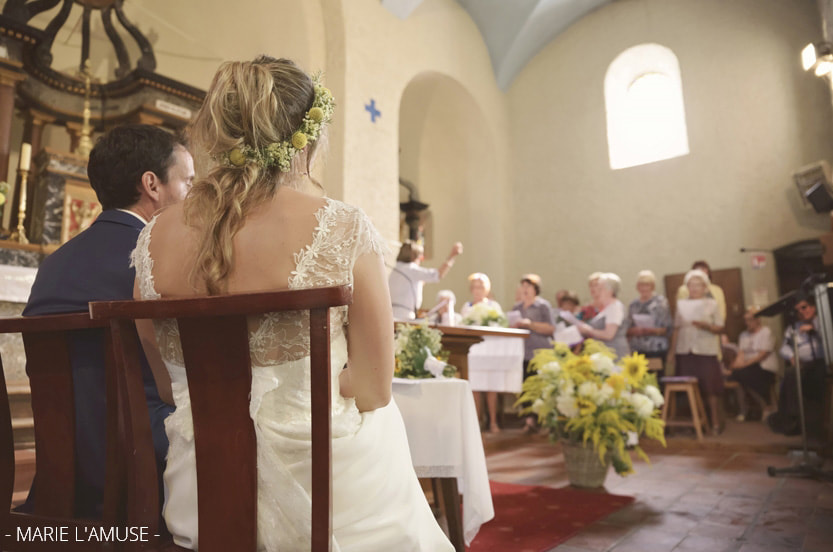 Mariage, Eglise, Couple assis écoute la chorale, Quintal Haute Savoie 2019, Photographe Marie l'Amuse
