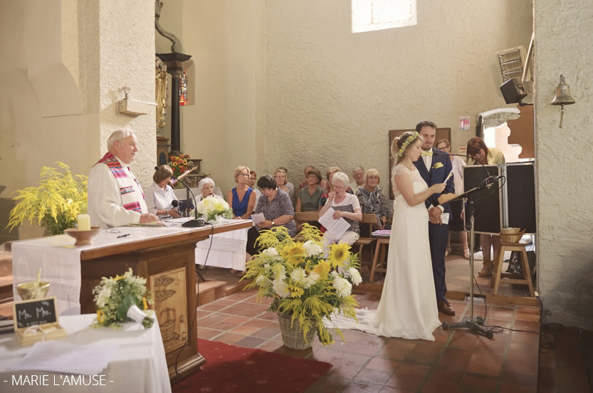 Mariage, Eglise, Couple remercie les invités durant la messe, Quintal Haute Savoie 2019, Photographe Marie l'Amuse
