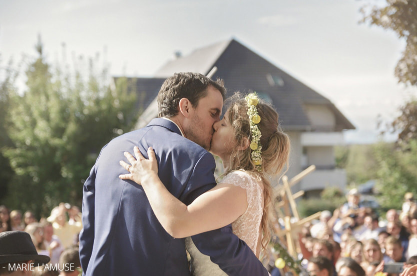 Mariage, Eglise, Le couple s'embrasse à la sortie, Quintal Haute Savoie 2019, Photographe Marie l'Amuse