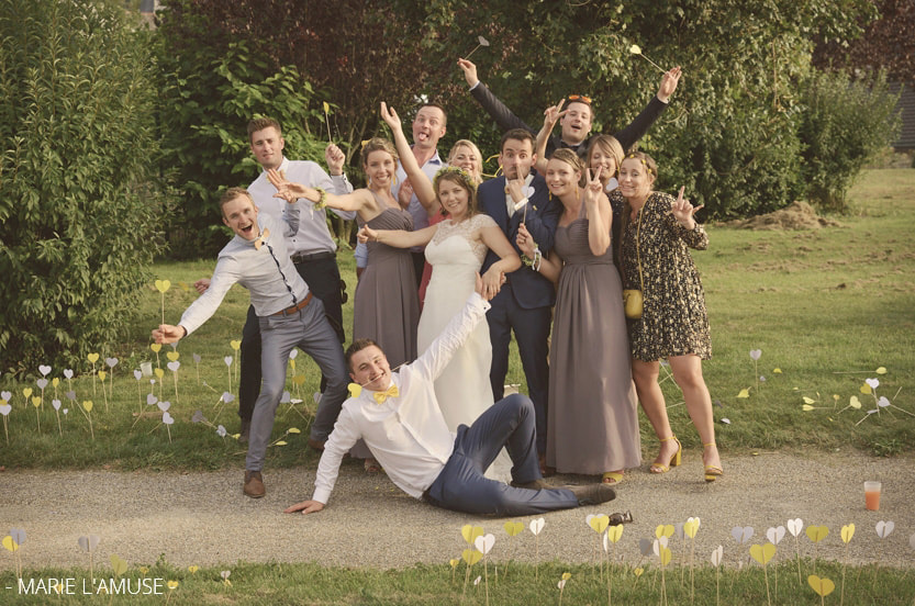 Mariage, Groupe, Le couple et leurs amis bras levés, Quintal Haute Savoie 2019, Photographe Marie l'Amuse
