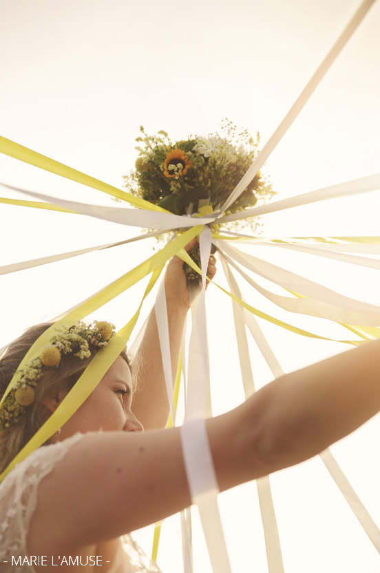 Mariage, Fleurs, Mariée tient le bouquet avec les rubans pour le lancé, Quintal Haute Savoie 2019, Photographe Marie l'Amuse