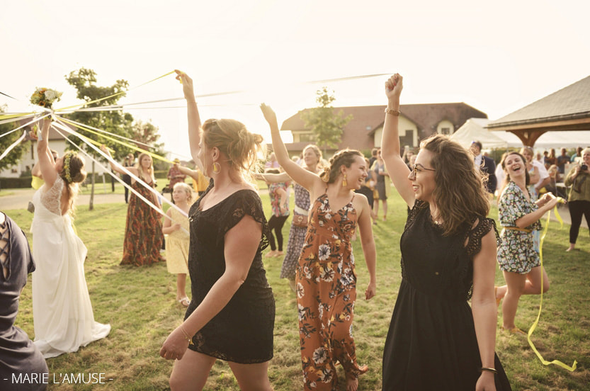 Mariage, Vin honneur, Rires des invités pendant le lancé de bouquet et rubans, Quintal Haute Savoie 2019, Photographe Marie l'Amuse