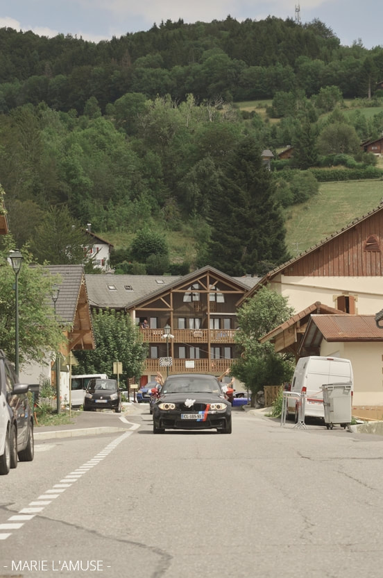 Arrivée de la voiture des mariés, BMW M Power noire. Mariage Habère-Poche Vallée Verte, Haute-Savoie.