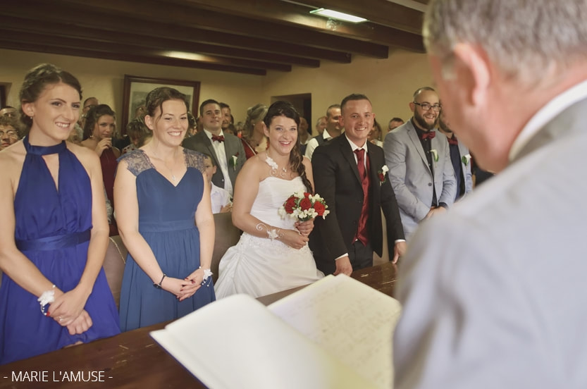 Mariage civil, rires des mariés et des témoins lors du discours du maire. Habère-Poche Vallée Verte, Haute-Savoie.