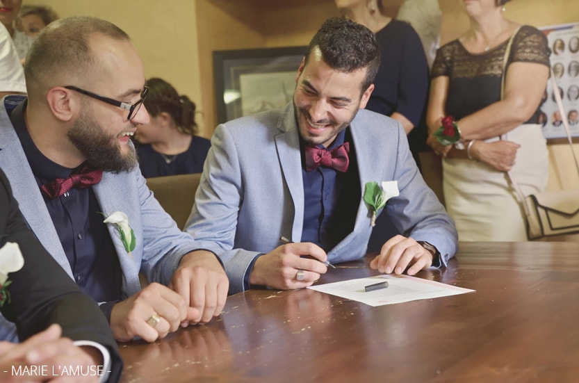 Mariage civil, rires des témoins lors de la signature. Habère-Poche Vallée Verte, Haute-Savoie.