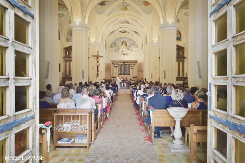 Mariage religieux, intérieur de l'église vu depuis les portes ouvertes. Habère-Poche Vallée Verte, Haute-Savoie