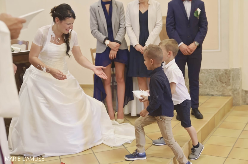 Mariage religieux, les enfants apportent les alliances à la mariée. Habère-Poche Vallée Verte, Haute-Savoie