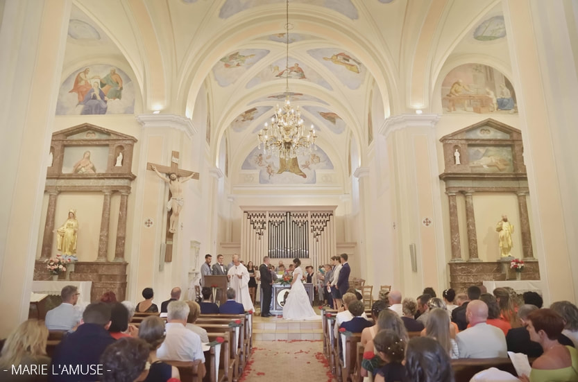 Mariage religieux, échange de consentements des mariés, vue large de l'église. Habère-Poche Vallé Verte, Haute-Savoie