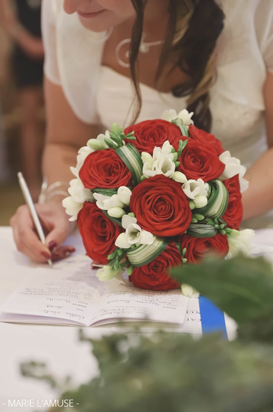 Signatures du mariage religieux, gros plan sur le bouquet de roses rouges de la mariée. Habère-Poche Vallée Verte, Haute-Savoie