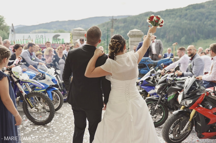 Mariage religieux, sortie d'église, mariés de dos devant une haie d'honneur de motos. Habère-Poche Vallé Verte, Haute-Savoie