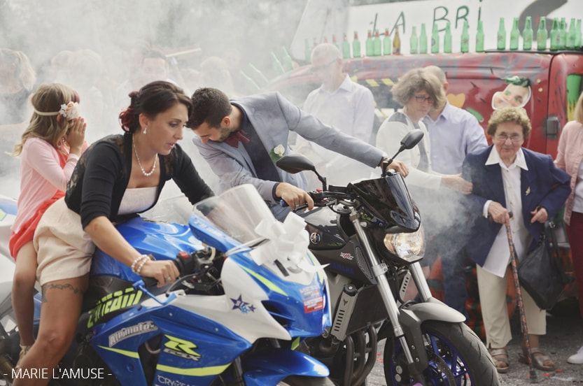 Mariage religieux, sortie d'église, une femme, un homme et une petite fille sont sur les motos qui fument. Habère-Poche Vallée Verte, Haute-Savoie