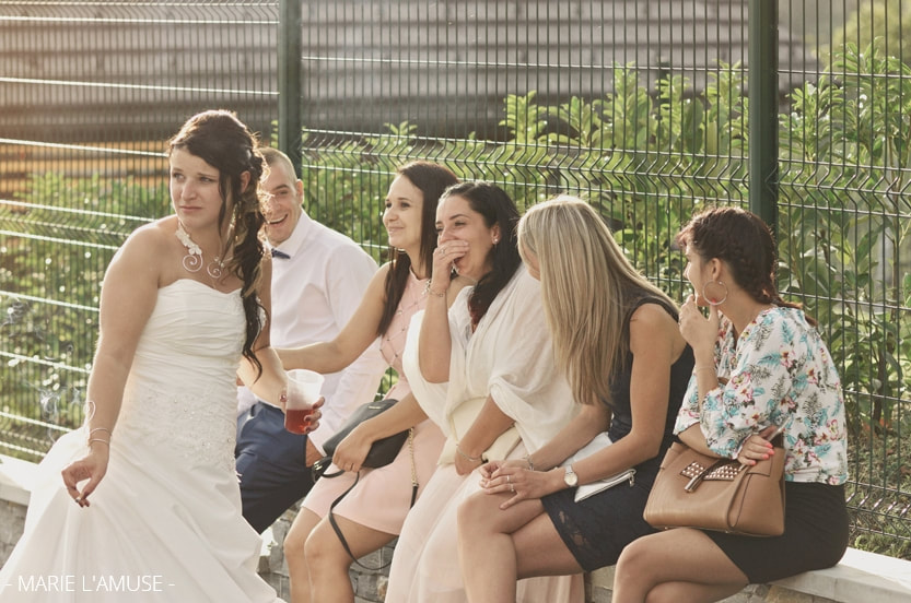 Vin d'honneur, la mariée fume avec ses amies qui rient. Mariage Habère-Poche Vallée Verte, Haute-Savoie