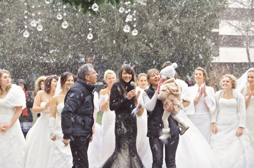 Reportage professionnel, evenement, Discours à la fin du défilé de mode mariage sous la neige, France, Photographe Marie l'Amuse
